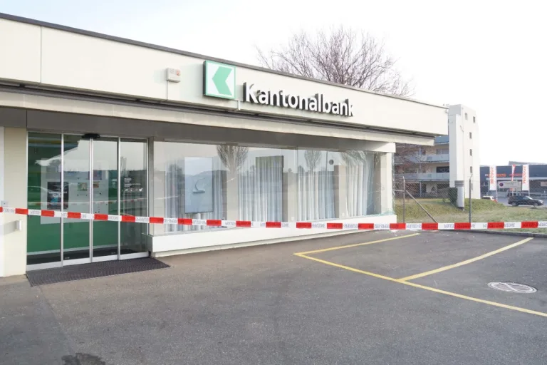 Au SG - Schaufenster von Bankfiliale beschädigt