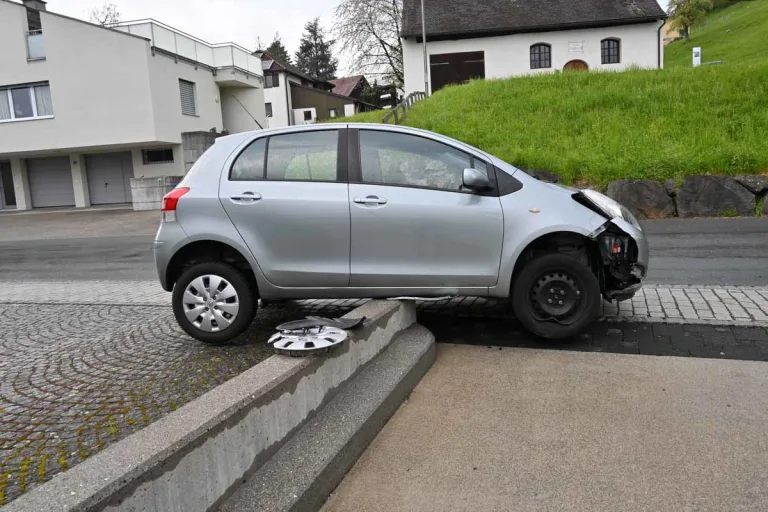 Eschen FL - Fahrzeuglenkerin übersah Betonmauer
