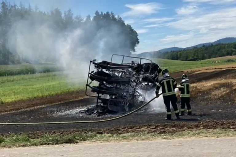 Rüdlingen SH - Strohballenwagen gerät in Brand
