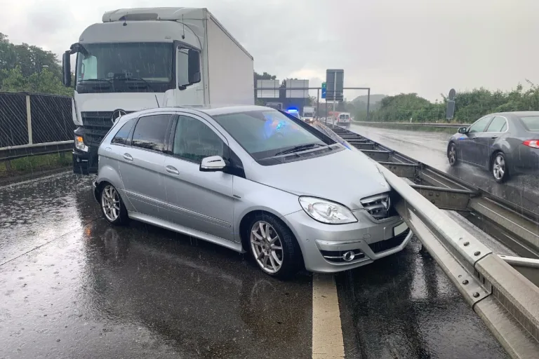 Stadt Schaffhausen - Lastwagenchauffeur übersieht Auto