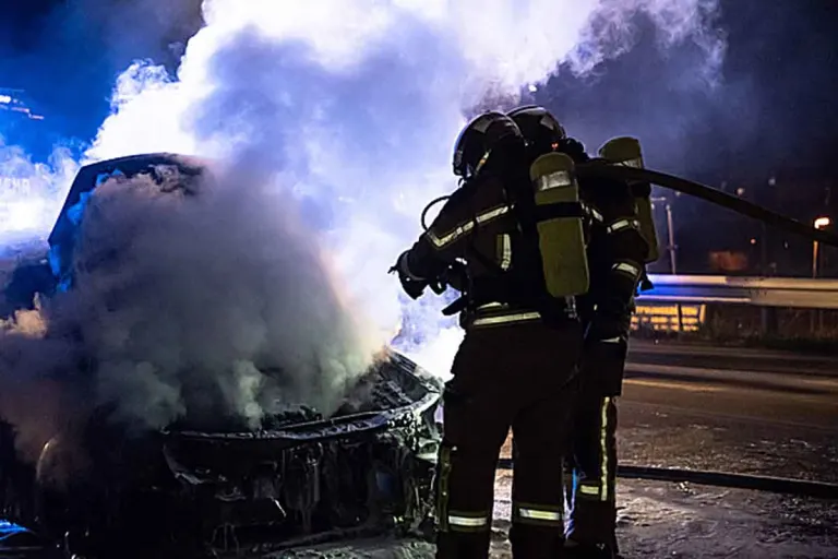 Vösendorf – Brücke aufgrund eines Fahrzeugbrandes gesperrt