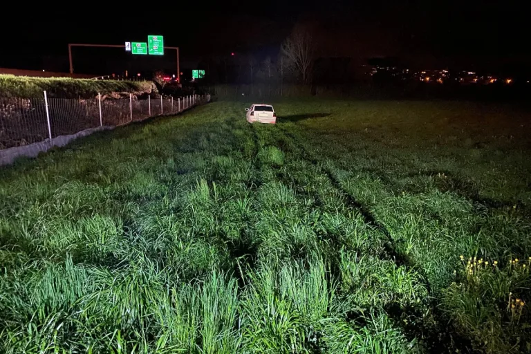 Auto durchbricht bei der Autobahneinfahrt auf der A14 bei Baar ZG einen Wildzaun
