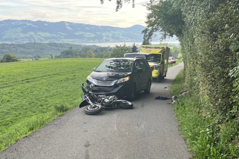 Eschenbach SG - Motorradfahrer prallt bei Unfall in ein Auto