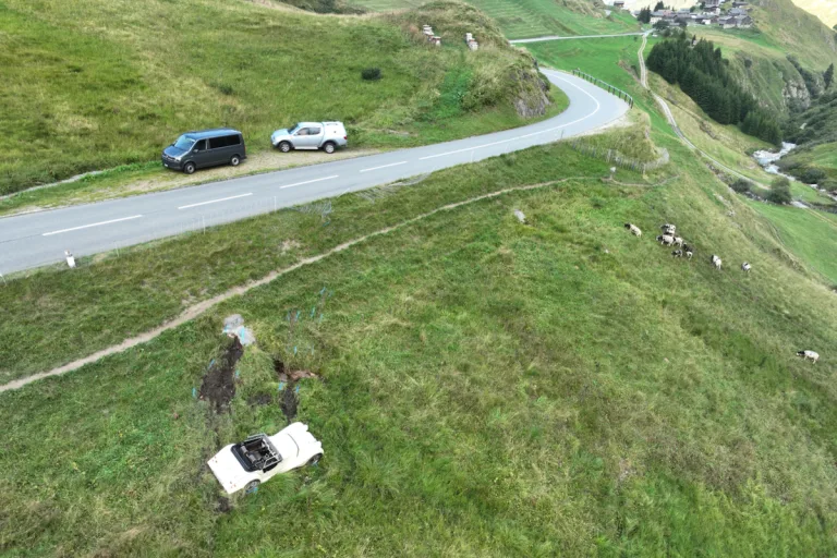 Rueras GR - Auto wird  bei Unfall auf eine Böschung geschleudert