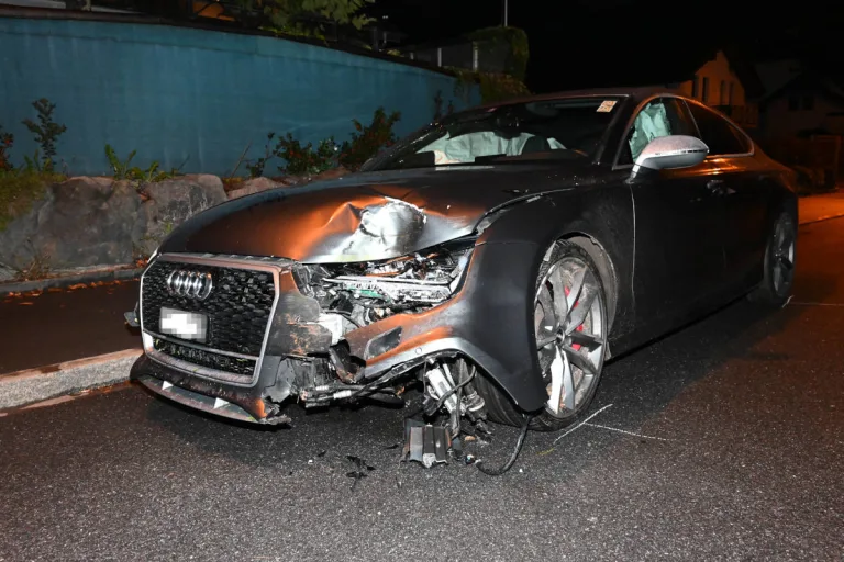Sargans SG – Mit Auto in Baum geprallt – Fahrer alkoholisiert