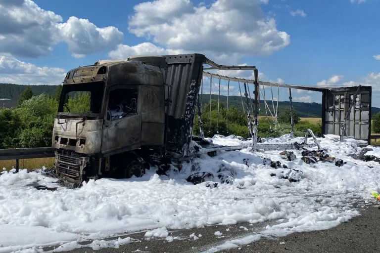Schleifreisen - Sattelzug komplett ausgebrannt