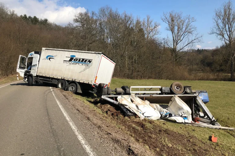 Meddersheim – LKW-Anhänger überschlagen