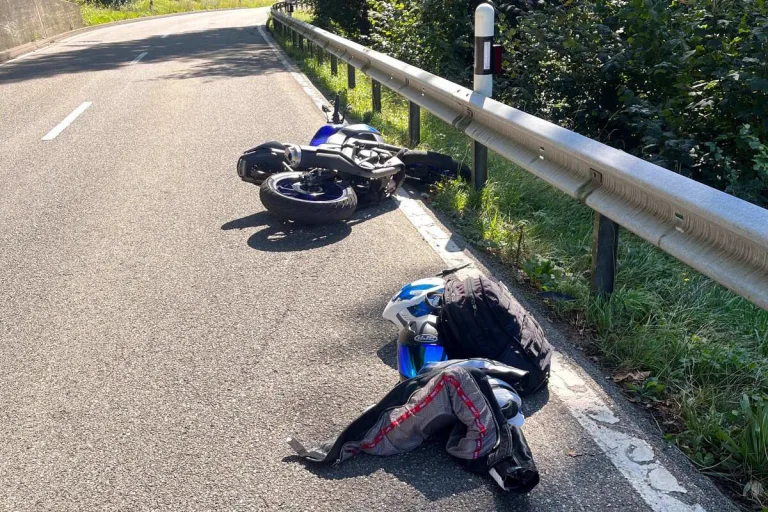 Untereggen SG - Sturz mit dem Motorrad 