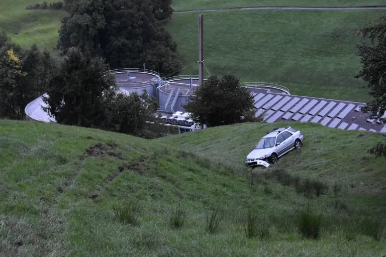 Schwellbrunn AR – Auto rutschte den Hang hinunter