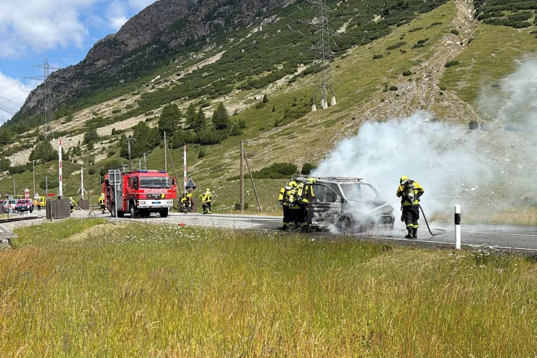 Pontresina GR – Auto auf Berninapass vollständig ausgebrannt