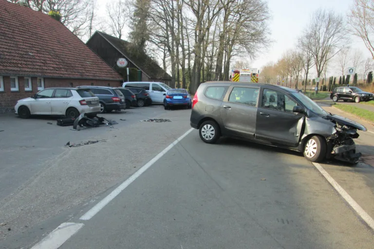 Oldenburg – Unfall mit sechs beteiligten Fahrzeugen, drei Verletzten und hohem Sachschaden