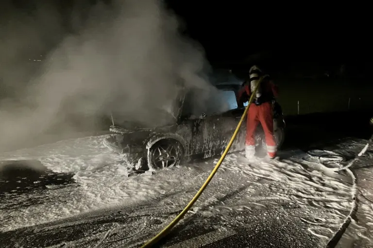Mollis GL - Vollbrand auf dem Autobahnzubringer 