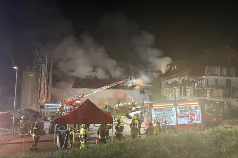 Hilfikon AG – Großeinsatz nach Brand in Heustock