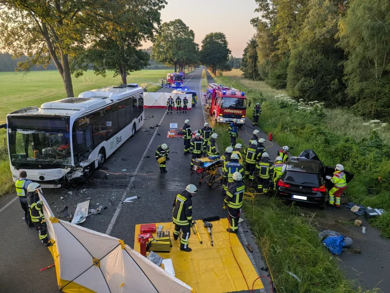 Bedburg-Hau – BMW-Fahrer nach Unfall mit Linienbus schwer verletzt