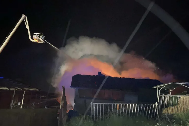 Cheiry FR – Scheune bei Brand komplett zerstört