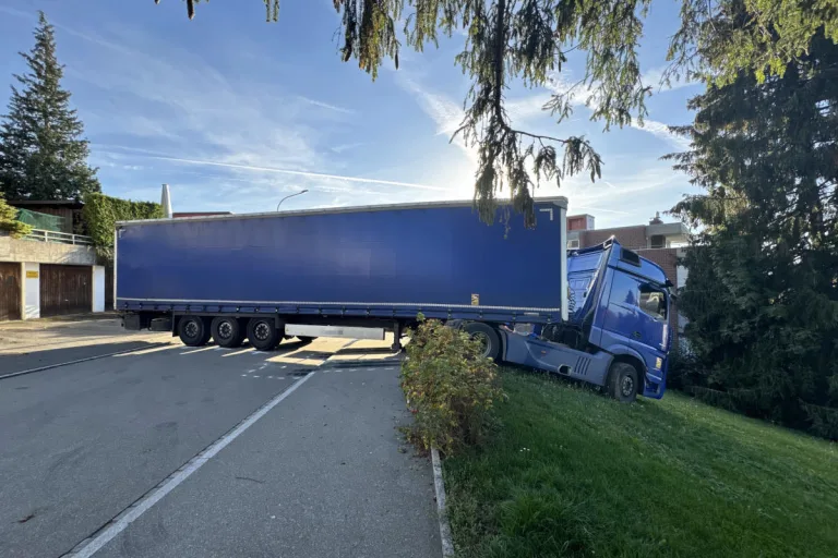 Stadt St.Gallen – Lastwagen bleibt in Wiese stecken