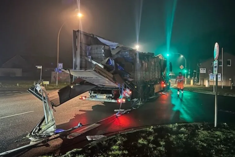 Drebber – Lkw prallt gegen Baum - rechte Seite aufgerissen 