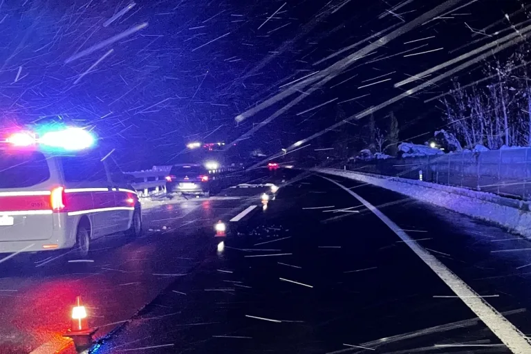 Zizers/A13 GR - Ins Schleudern geraten und mit einer Mittelleitplanke kollidiert 