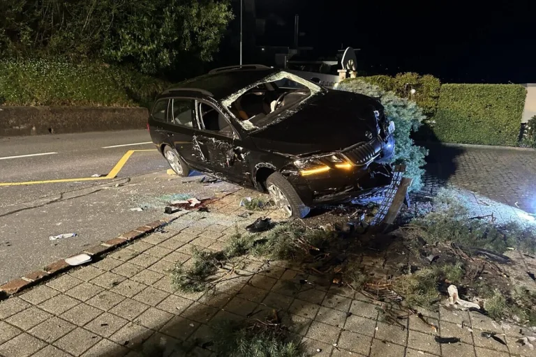 Wollerau SZ - Feuerwehr befreit Mann nach Unfall aus dem Auto
