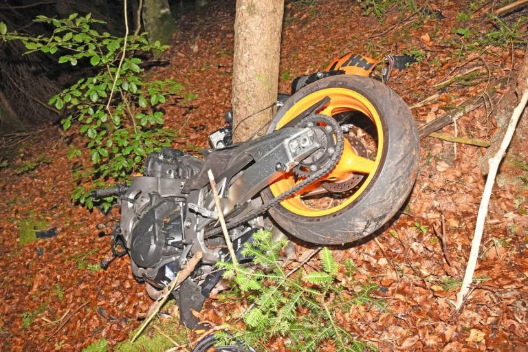 Giswil OW - Motorradfahrer stirbt nach heftigem Unfall