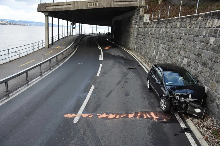 Hergiswil NW – Autofahrerin krachte in eine Stützmauer