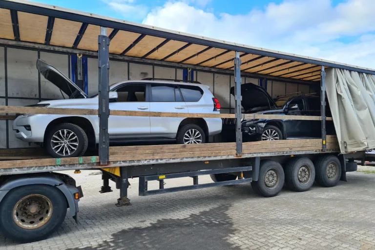 Kiel – Zwei gestohlene SUV auf Trailer