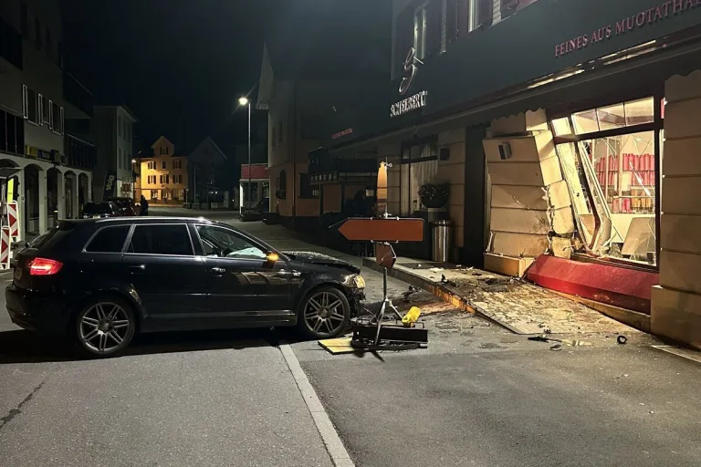 Muotathal SZ – 18-Jährige kracht mit Auto in Schaufenster