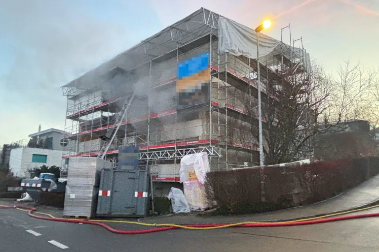 Bottmingen BL – Brand in Mehrfamilienhaus