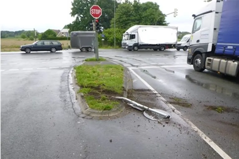 Bielefeld – Silberner Volvo flüchtet nach Unfall beim Abbiegen