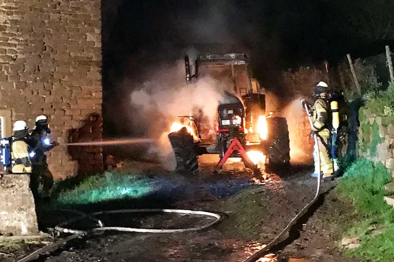 Niederkirchen - Traktor brennt komplett aus