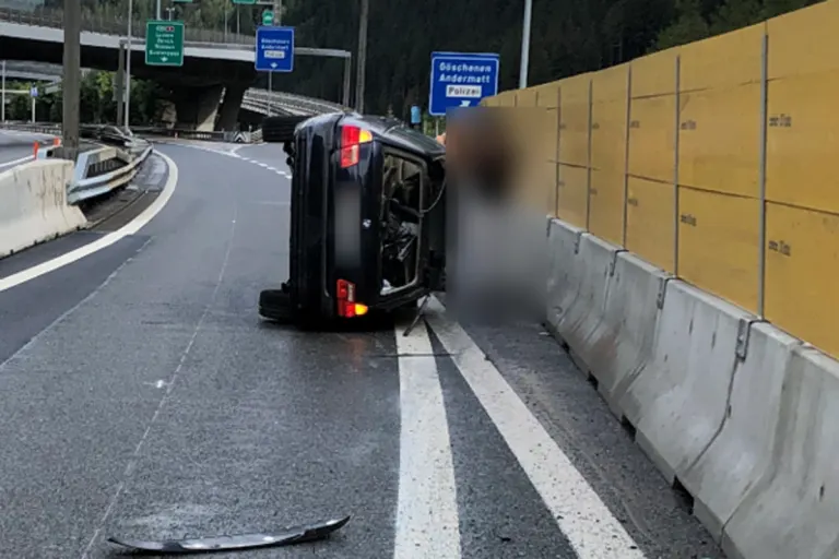 Göschenen UR - PKW kracht frontal in Verkehrsteiler