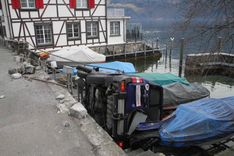 Gersau SZ - Spektakulären Unfall - Personenwagen landet auf Booten