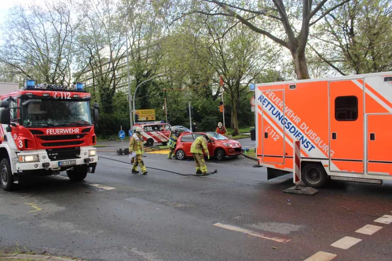 Duisburg - Schwerer Unfall mit Straßenbahn - Mehrere Verletzte