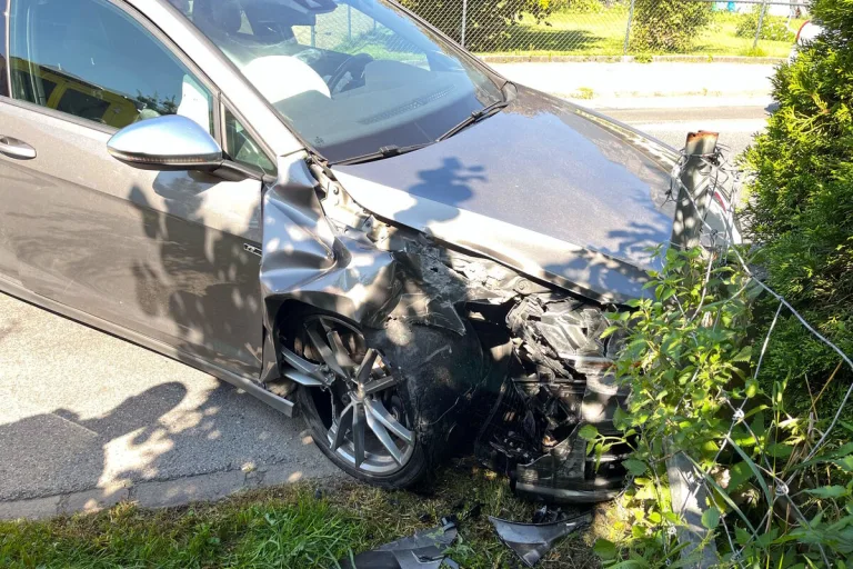 Sargans SG - Gegen eine Betonmauer geprallt