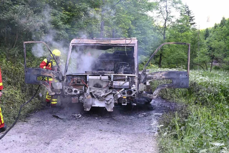 Sevelen SG - Landwirtschaftliches Fahrzeug fängt während des Abschleppprozesses Feuer