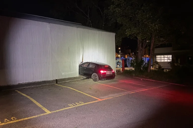 Heftiger Unfall in Brugg AG - 24-Jähriger prallt alkoholisiert mit Mercedes in Lagerhalle!