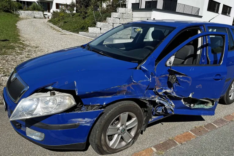 Roggliswil LU - Traktor mit Auto kollidiert 