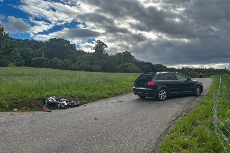 Pratteln BL – Zwei Verletzte nach Unfall zwischen Töff und Auto