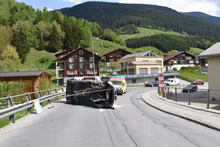 Disentis/Mustér GR - Nach Kollision mit Leitplanke auf die Seite gekippt