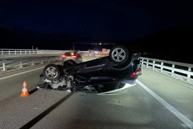 A12 bei Avry-devant-Pont FR – Fahrzeug landet nach Überholmanöver auf dem Dach