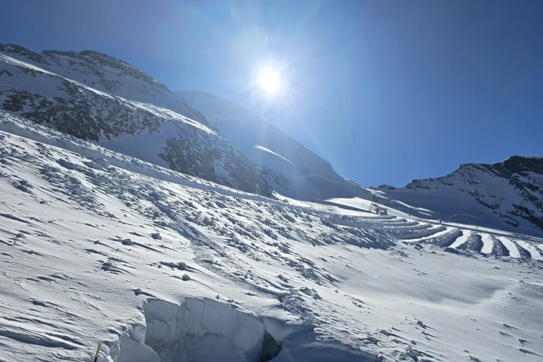 Saas-Fee VS - Snowboarder stürzt in Gletscherspalte und stirbt