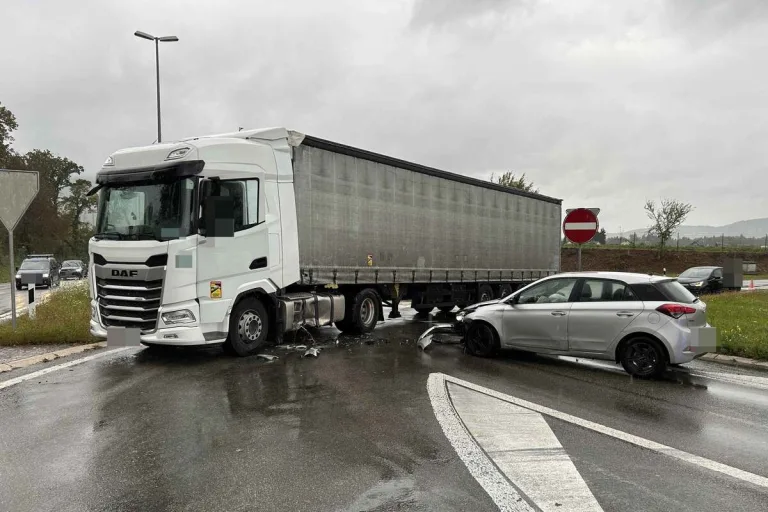 Rupperswil AG - Seitlich-frontale Kollision zwischen einem Auto und Lastwagen