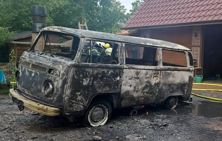 Debstedt – Historischer VW-Bus vollständig ausgebrannt