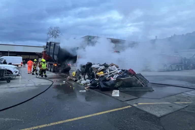 Schmerikon SG - Brand in einem Entsorgungspark