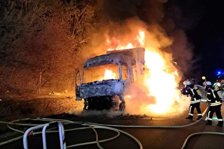 A7 Burghaun – Sattelzug gerät durch technischen Defekt in Vollbrand