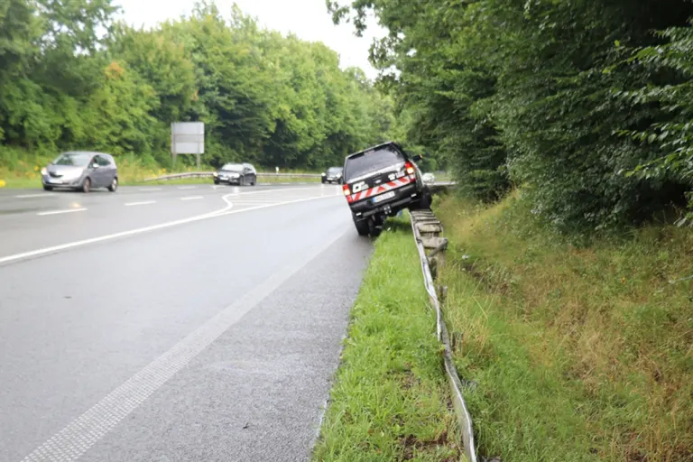 Höxter NW – Geländewagen landet nach Unfall auf Leitplanke