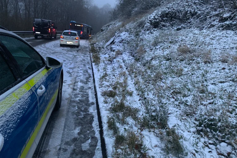 Thallichtenberg RP – Unfall von Schulbus auf schneeglatter Straße