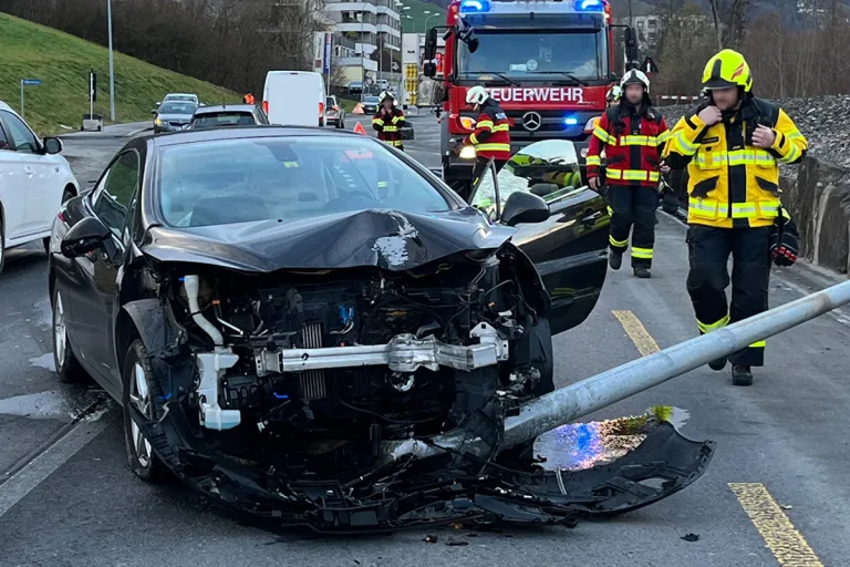 Sachseln OW - Fahrradfahrer, Leitplanke und Strassenlaterne gerammt