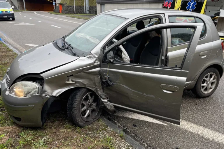 Aarburg AG - Auto gerät im Tunnel auf Gegenfahrbahn - drei Fahrzeuge mit Totalschaden