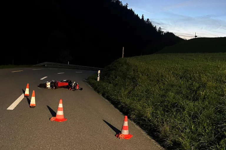 Steg im Tösstal ZH – Motorradfahrer schwer verletzt